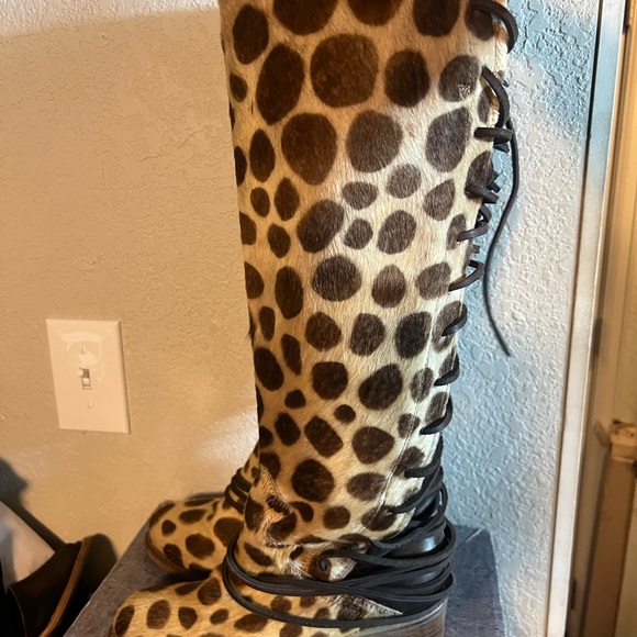 Leopard Print Knee-High Boots - Picture 3 of 4